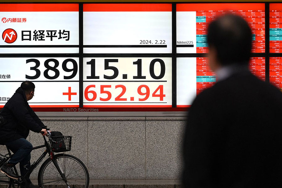 Japan's Nikkei 225 Hits 5-Year High as Stocks Surge With 1.42%